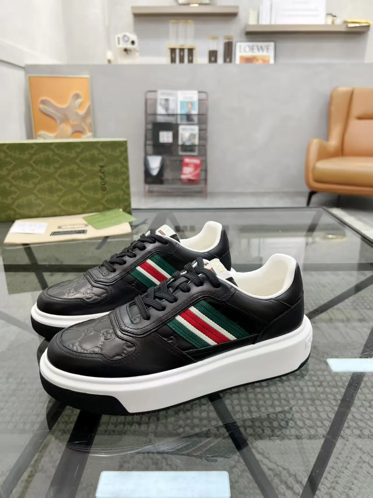 Factory price: 460💰Gucci’s new men’s shoes GUCCI] latest shoes shipped. Original quality, fashionable, made of special materials, sheepskin lining, brand new packaging. The foot feels super comfortable and the workmanship is impeccable. Size: 38-44, customized 45